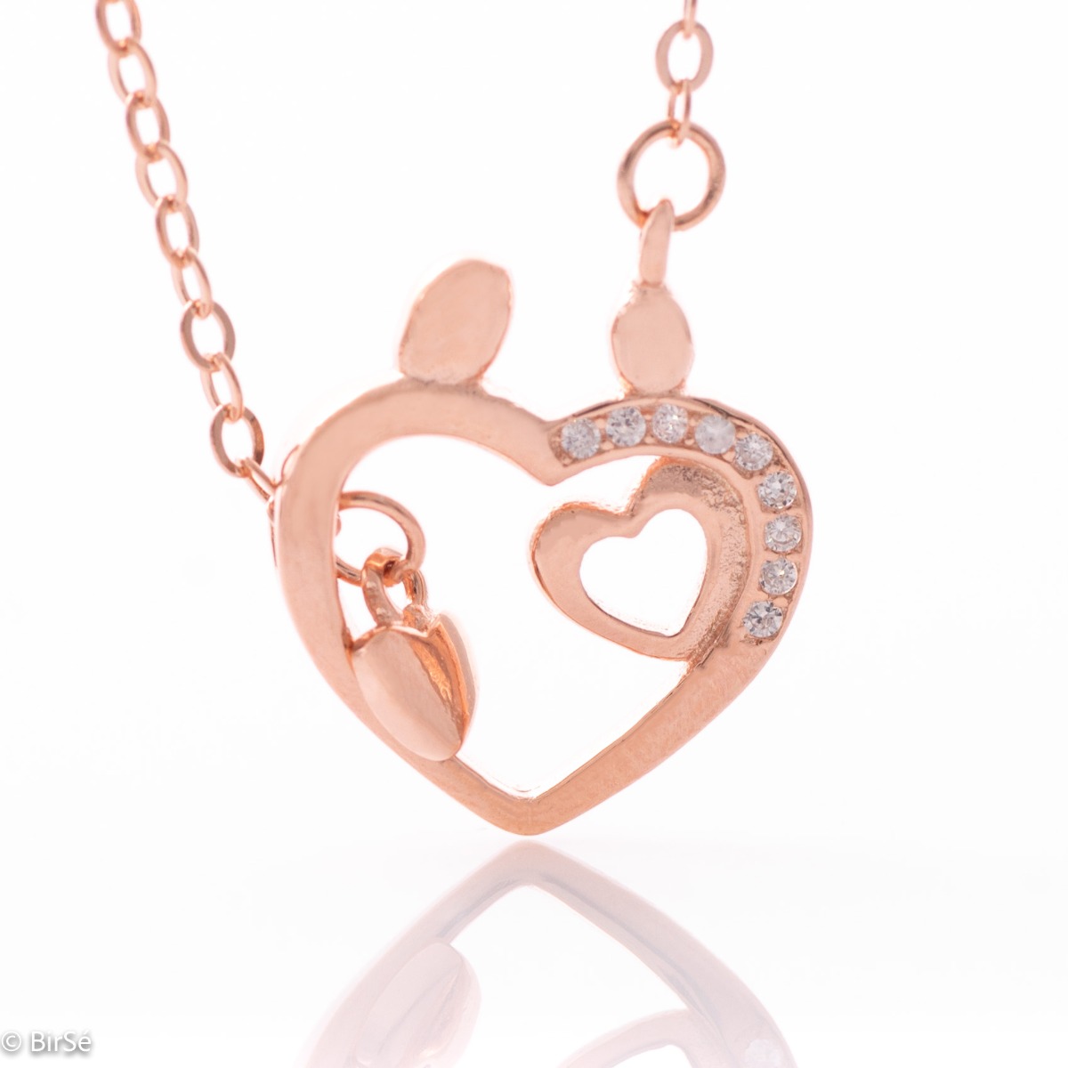 An interesting creation of a heart-shaped rose gold necklace with a similar pendant set at the end of an adjustable chain. Catchy jewelry for your everyday life.