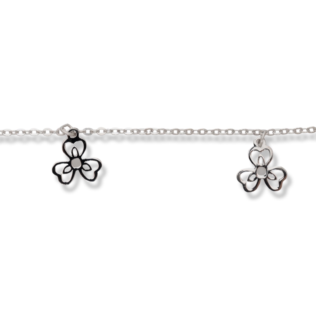 An elegant women's bracelet in fine rhodium-plated silver, with a classic chain and flower-shaped pendants. Captivating jewelry that will bring you happiness and good mood.