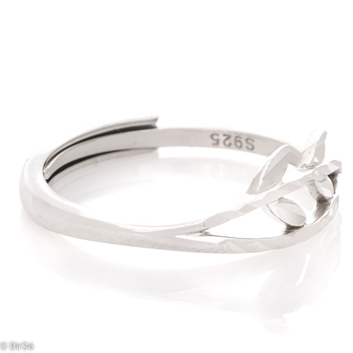 Eccentric silver ring with a spectacular look and sophisticated design. Stylish design of the compositional elements with a floral touch of rhodium silver with laser effects.