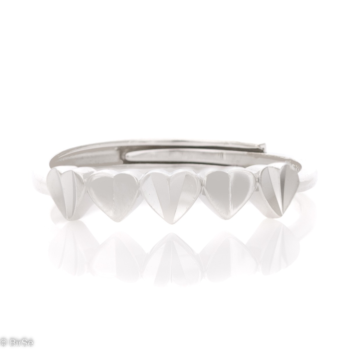 A fine and elegant silver ring, a proposal to the better half. Elegantly crafted from a tempting combination of rhodium-plated silver and romantic design.