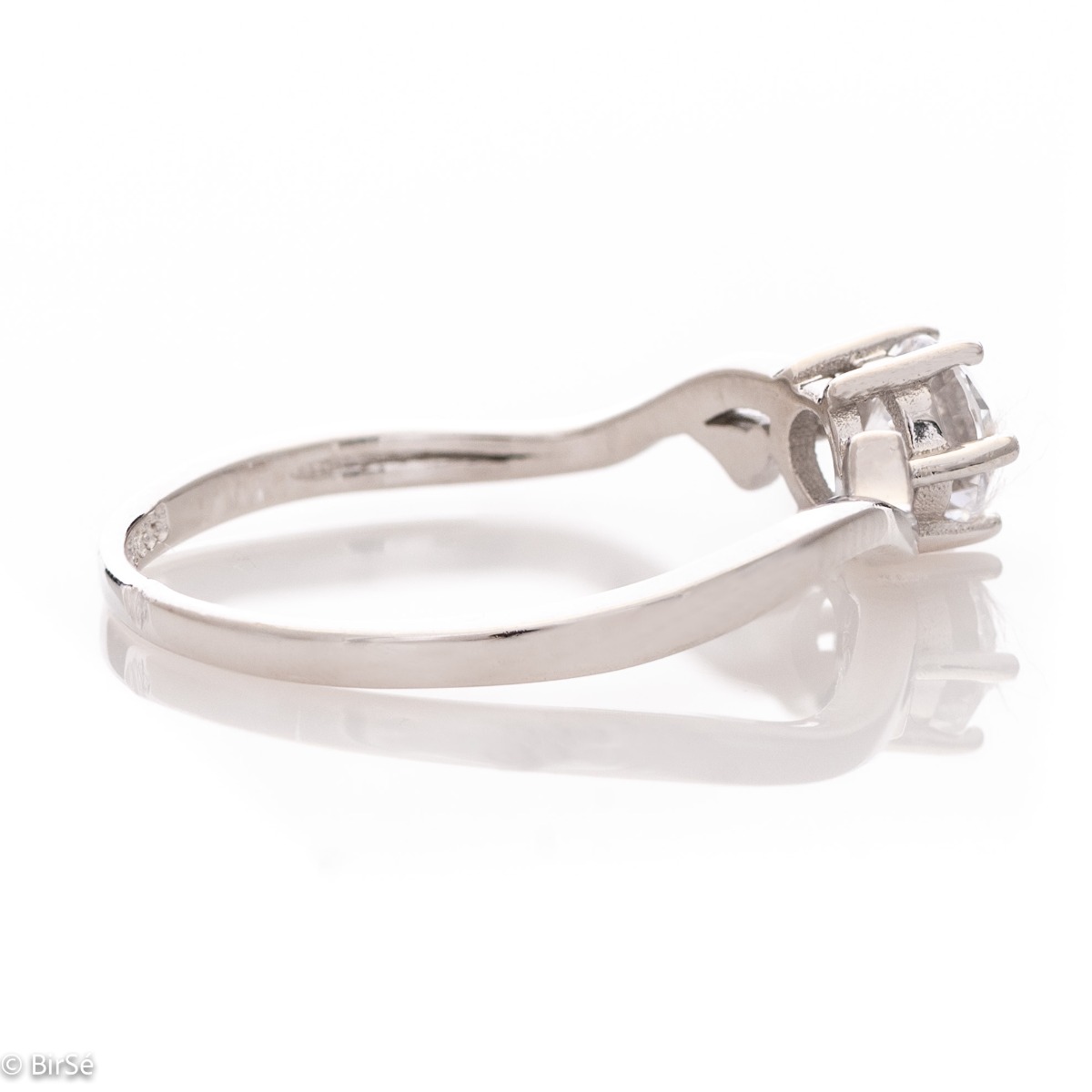 An elegant way to declare your feelings to the woman you love with this lovely ring from BirSe, made entirely of fine rhodium silver with a dazzling cubic zirconia.