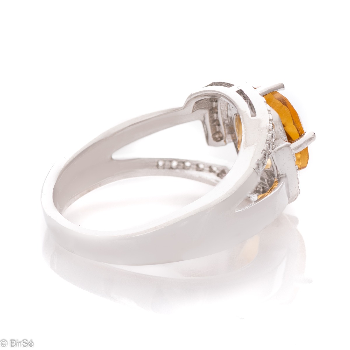 With the color of molten gold and the warmth of the sun is this ring from our new collection. A captivating citrine stone is at the center of the beautiful jewel, exquisitely encrusted with zircons.