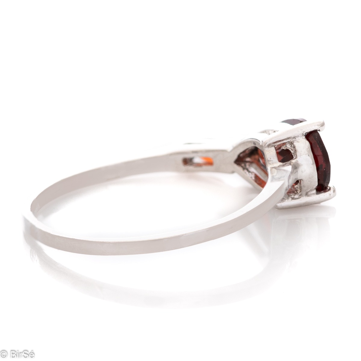 Spectacular women's ring with modern craftsmanship, combining shiny rhodium-plated silver with drop-shaped natural garnet. Can be combined with earrings of the same model.