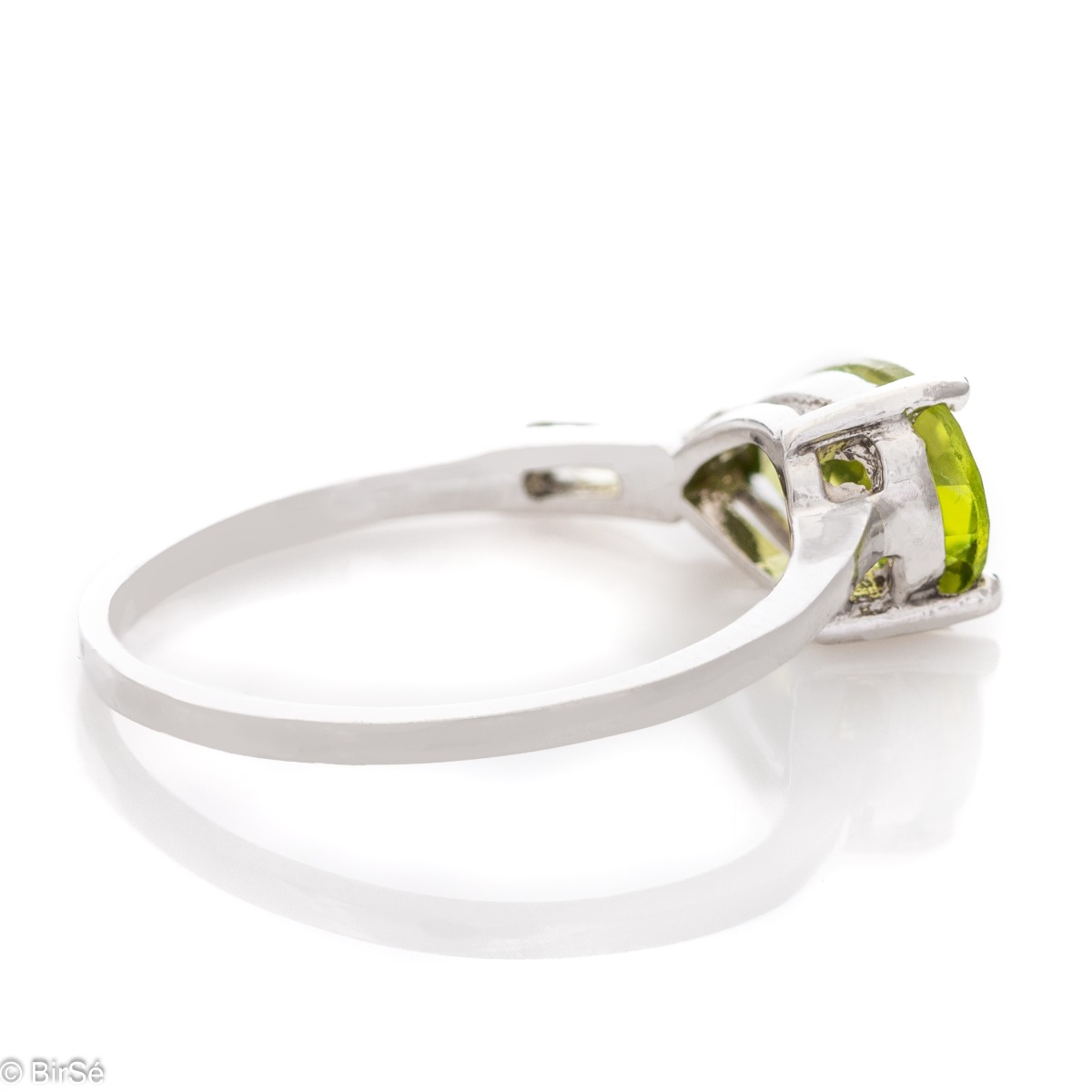 Spectacular and radiant women's ring with a natural peridot stone, in a delicate teardrop shape, complemented by a shiny, fine workmanship of beautiful rhodium silver.