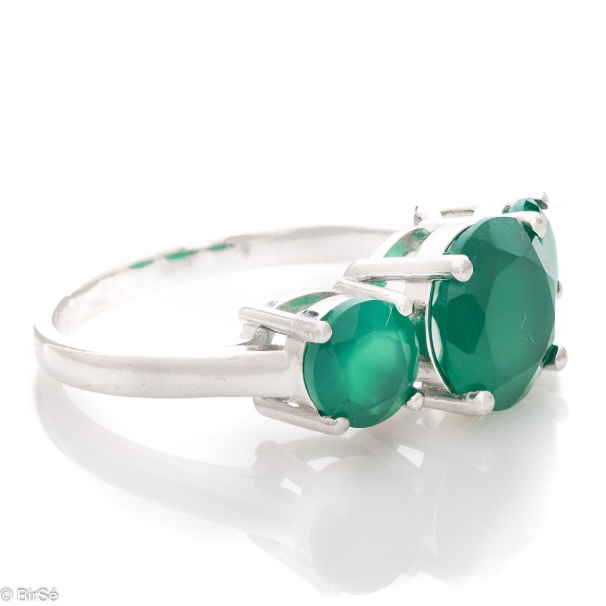 Add magnetic beauty to your hand with a rhodium silver and natural green agate ring. And with a pendant and dangling earrings from the set, you will be irresistible.