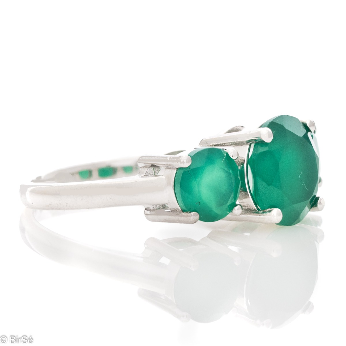 Add magnetic beauty to your hand with a rhodium silver and natural green agate ring. And with a pendant and dangling earrings from the set, you will be irresistible.