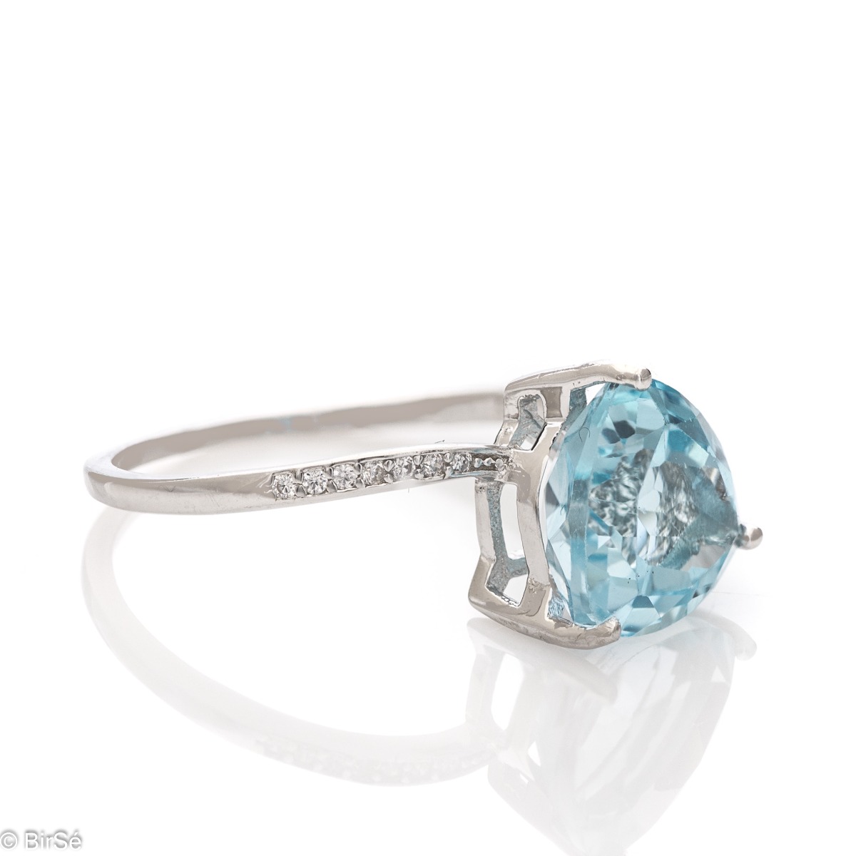 Can there be royal beauty wrapped in a ring? Of course it can. Especially if the work is made of rhodium-plated silver and natural blue topaz, among the delicate shine of zircons.