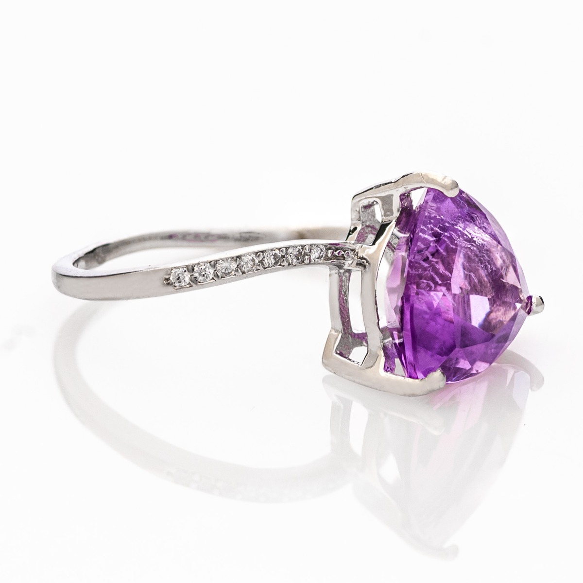 Can there be royal beauty wrapped in a ring? Of course it can. Especially if the work is made of rhodium-plated silver and natural amethyst, among the delicate shine of zircons.