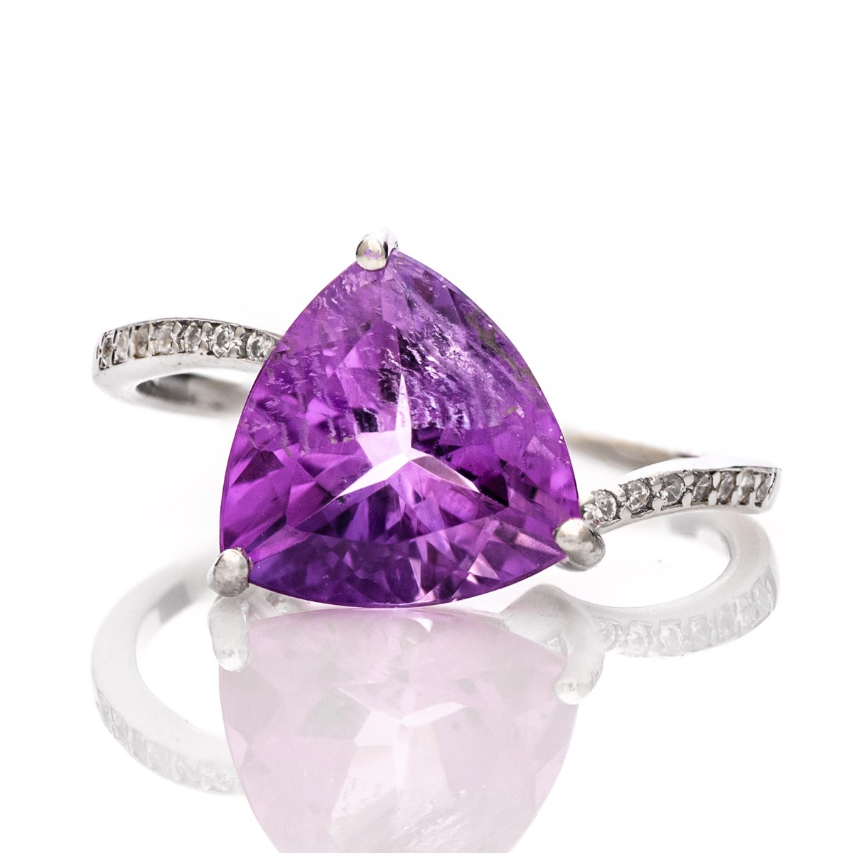 Can there be royal beauty wrapped in a ring? Of course it can. Especially if the work is made of rhodium-plated silver and natural amethyst, among the delicate shine of zircons.