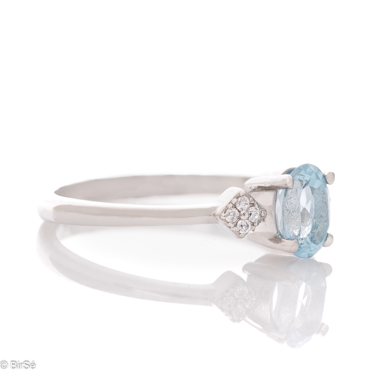 An exquisite silver ring with a delightful design. A spectacular look based on the charm of sky blue topaz in the company of sparkling zircons.