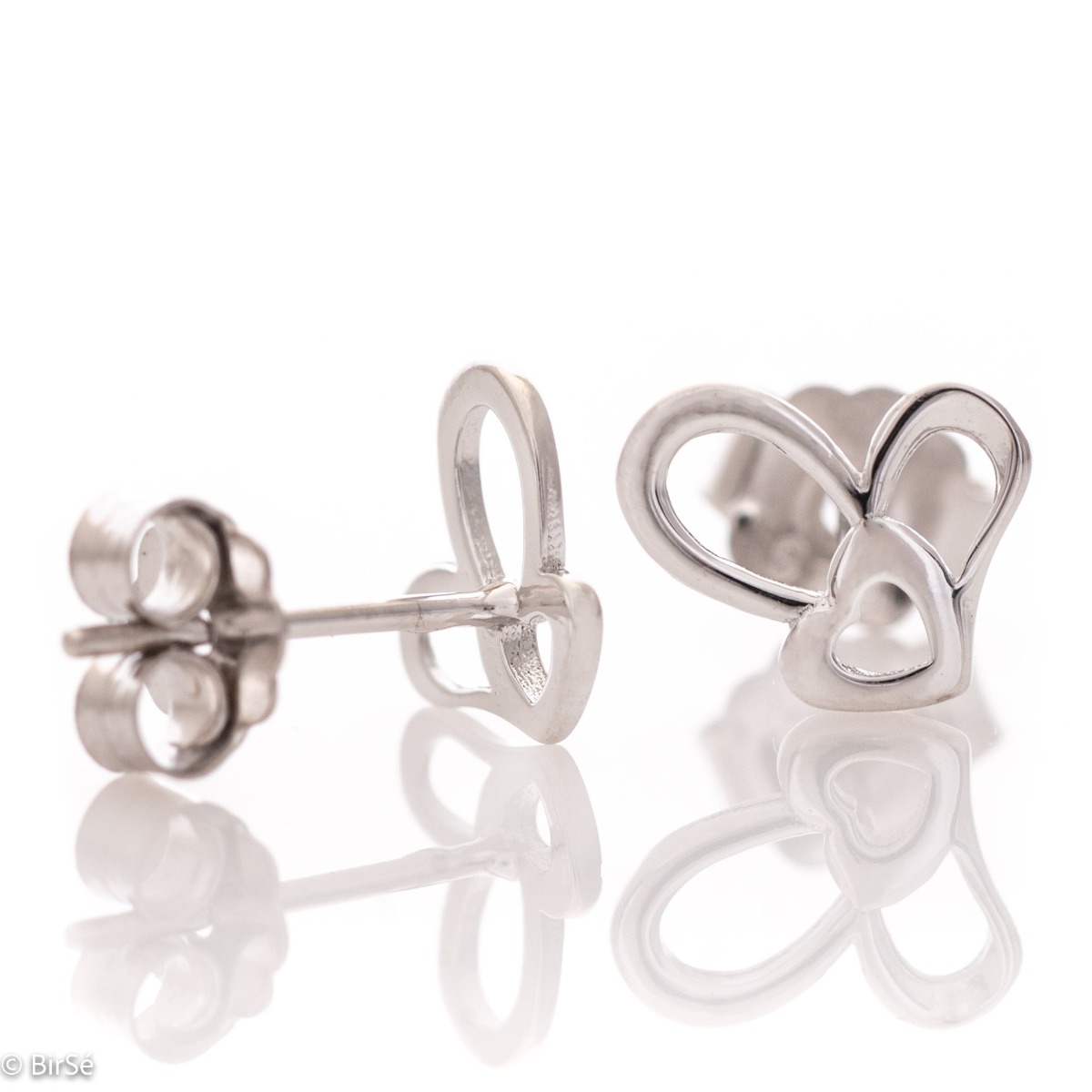 Captivating earrings, masterfully crafted from fine rhodium silver with an elegant interlocking heart design. Beautifully sculpted from silver, they are a suitable piece of jewelery for ladies of any age and the pin fastening is comfortable and practical.