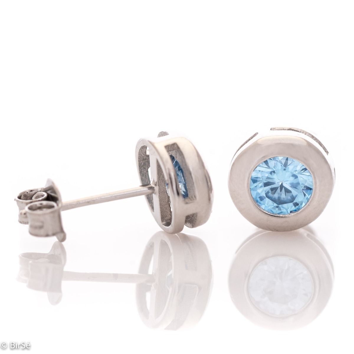 Captivating earrings, masterfully crafted delicate fittings of fine rhodium silver with a dazzling aquamarine stone. Beautifully sculpted, they are suitable jewelry for ladies of any age, and the pin fastening is comfortable and practical.