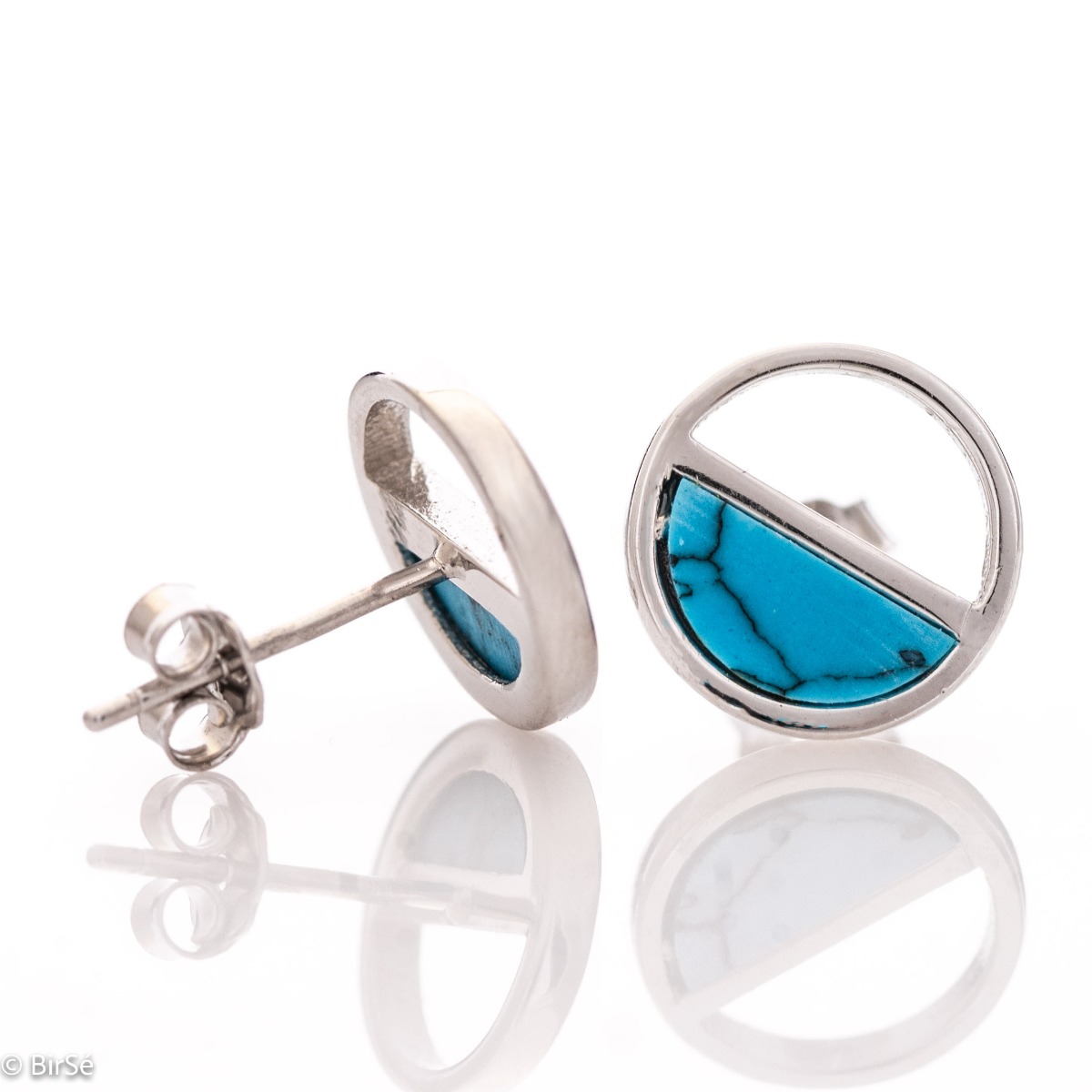 Captivating earrings made entirely of rhodium-plated silver that gracefully embraces a beautiful turquoise whose blue resembles the endless expanse of the sea. The earrings bring a summer mood, and together with the pendant, they will transport us to the 