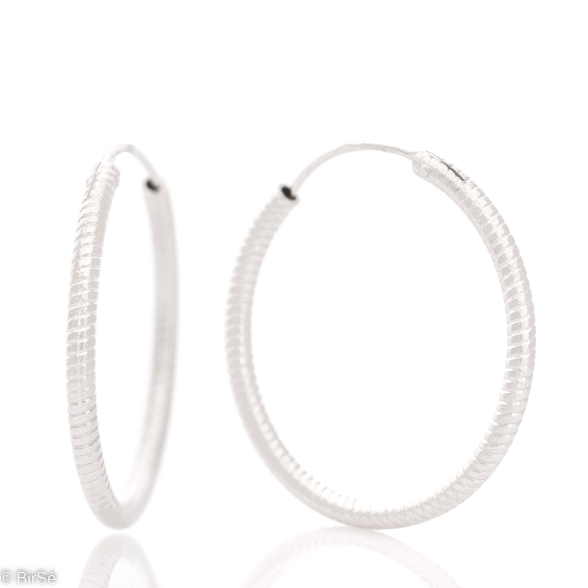 Elegant women's silver hoop earrings with a clean design and English clasp. Comfortable and practical for your everyday life.