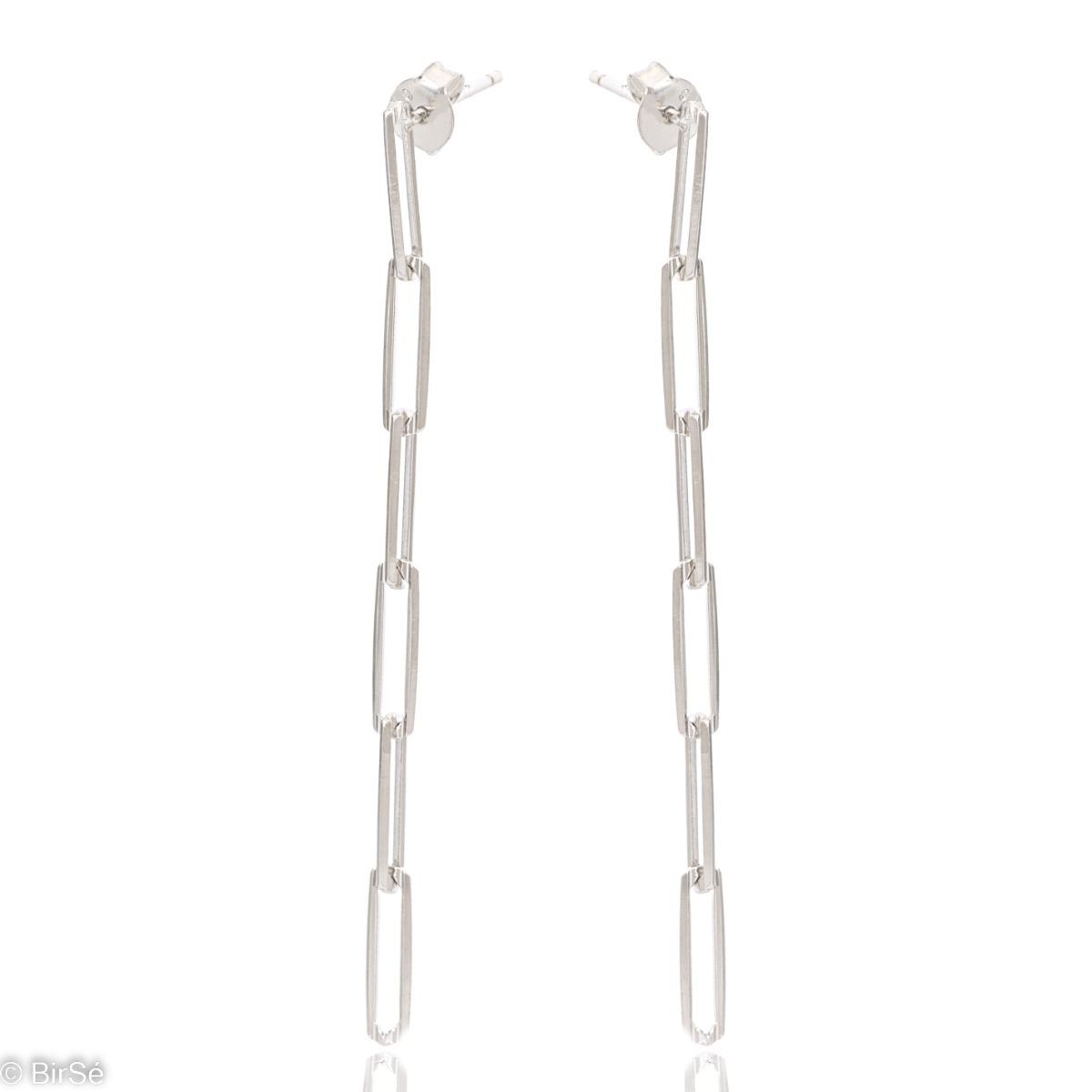 Spectacular women's dangling earrings on a pin with a non-standard model. With a chunky chain look, these earrings are suitable for your everyday and sporty-chic style of dressing.