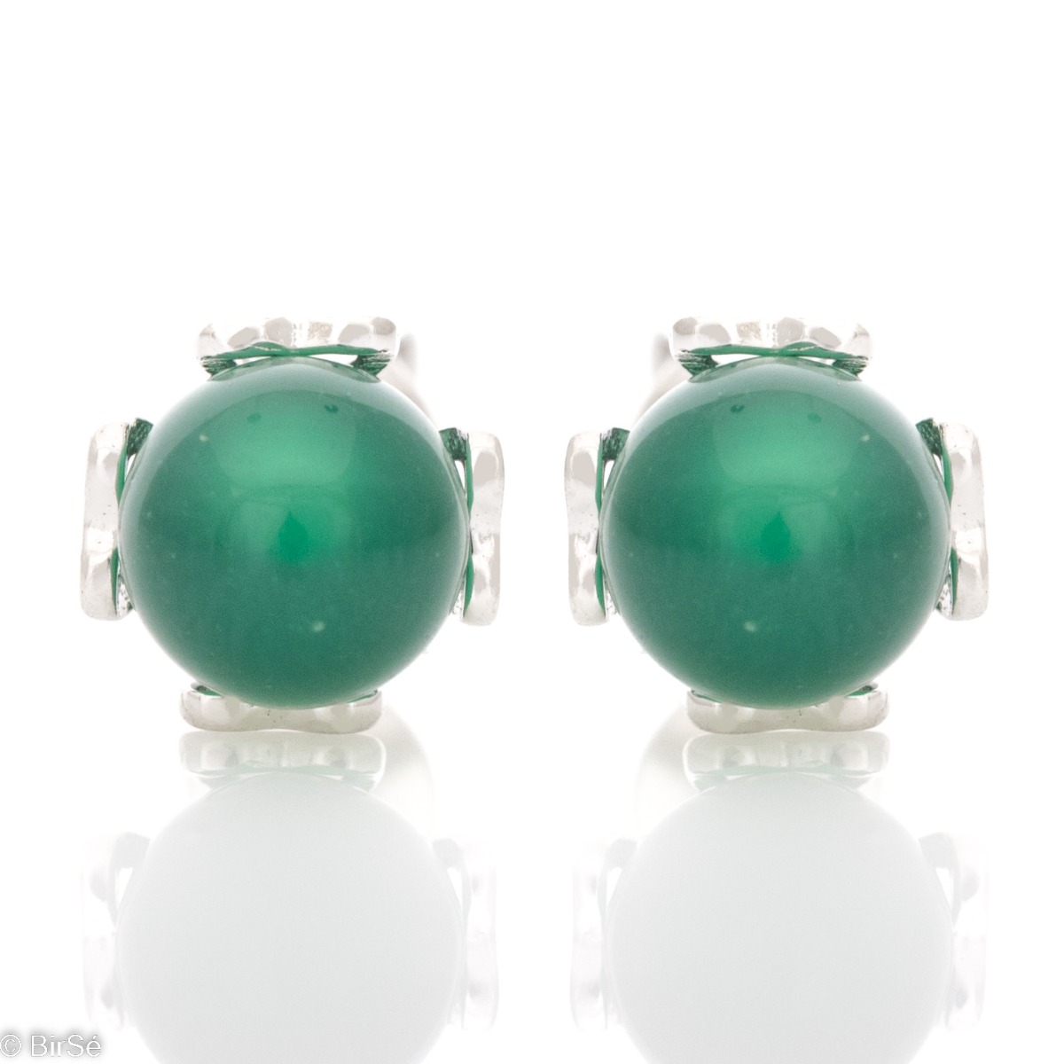 Charming women's earrings, with a heart-shaped case entirely made of rhodium-plated silver. A green ball of synthetic stone glows in the middle. The earrings have a classic pin fastening.