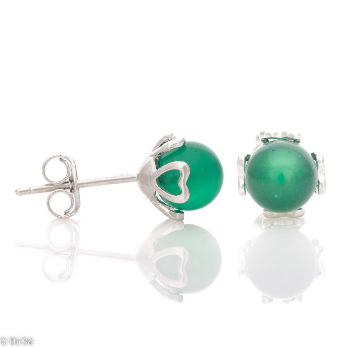 Charming women's earrings, with a heart-shaped case entirely made of rhodium-plated silver. A green ball of synthetic stone glows in the middle. The earrings have a classic pin fastening.