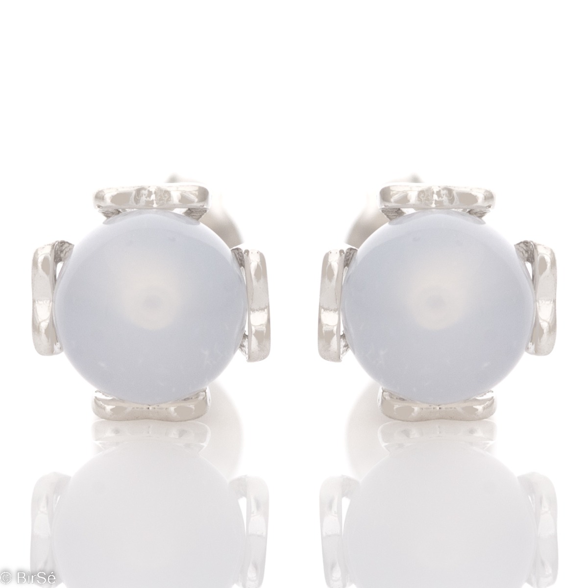 Charming women's earrings, with a heart-shaped case entirely made of rhodium-plated silver. In the middle is a white ball of synthetic stone. The earrings have a classic pin fastening.