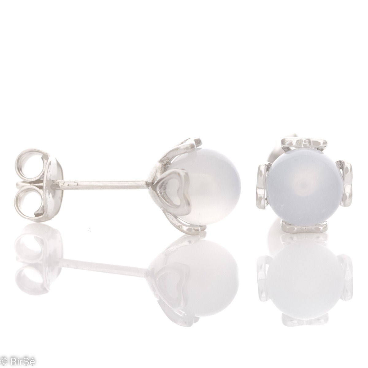 Charming women's earrings, with a heart-shaped case entirely made of rhodium-plated silver. In the middle is a white ball of synthetic stone. The earrings have a classic pin fastening.