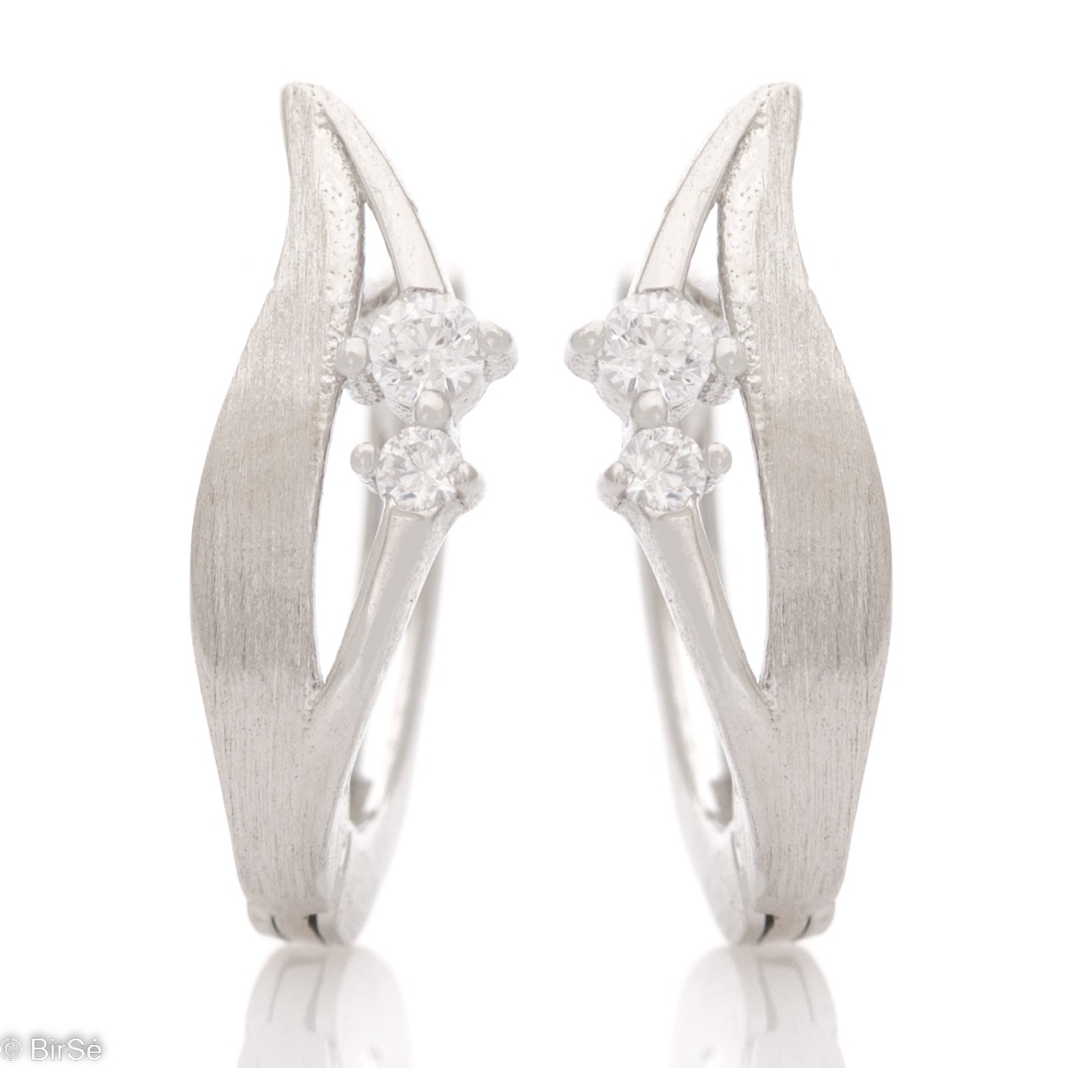 A charming model of ladies' earrings in elegant rhodium-plated silver with a spectacular matte design. The earrings have a comfortable and secure English clasp.