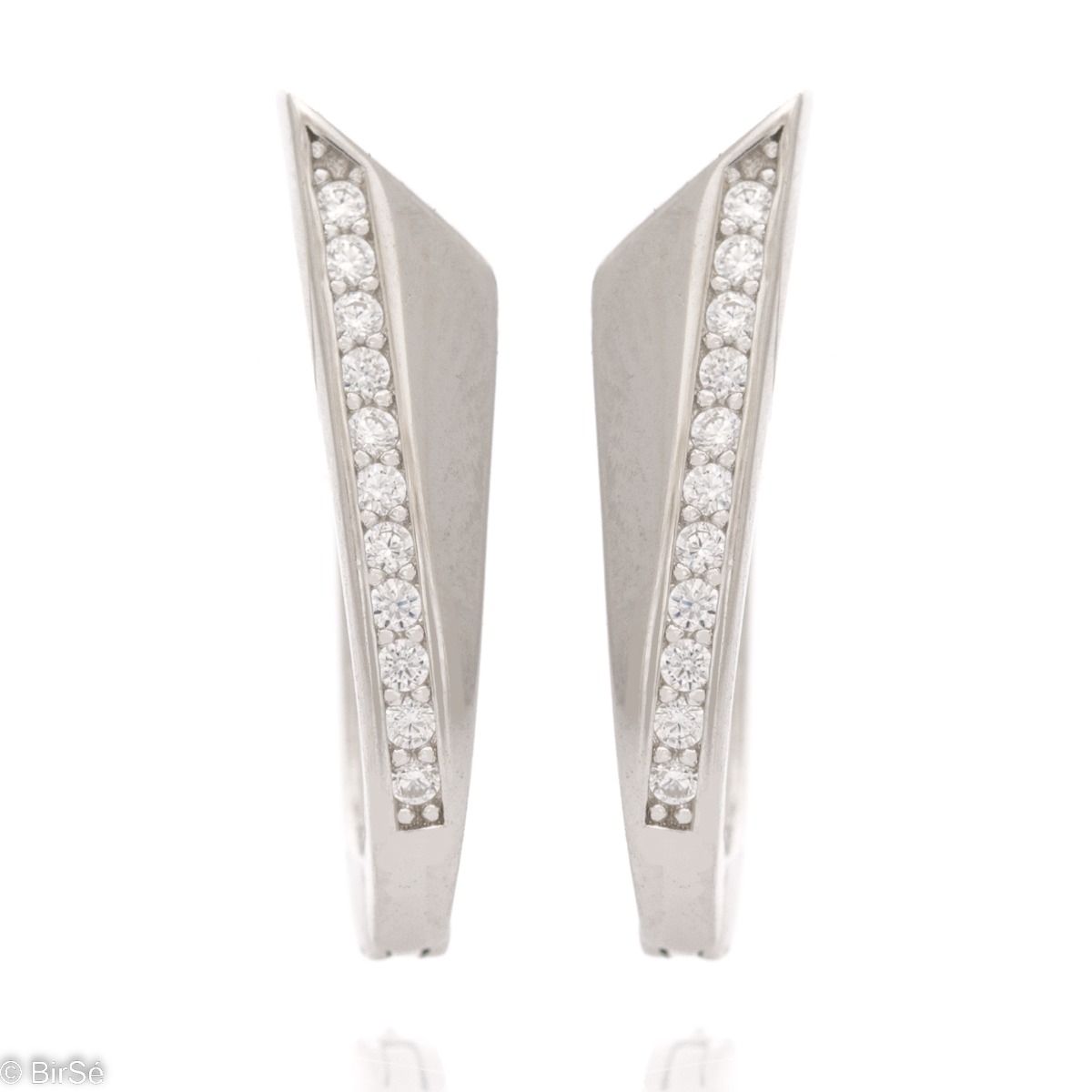 A charming model of ladies' earrings in elegant rhodium-plated silver with a spectacular matte design. The earrings have a comfortable and secure English clasp.