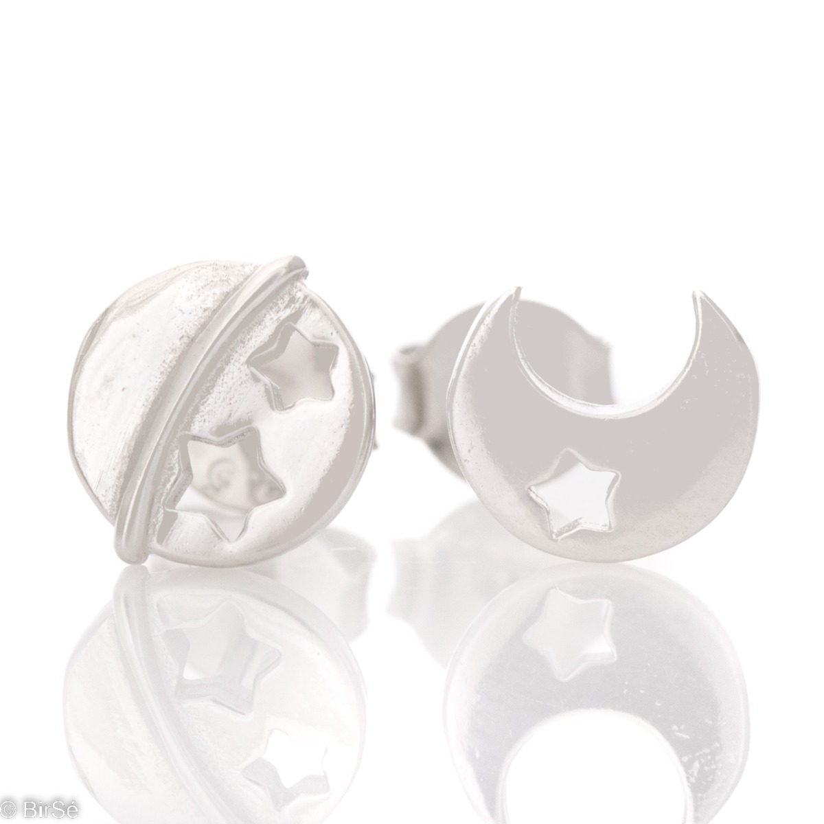 Small earrings in fine rhodium silver with a vision of celestial bodies and stars. The earrings have a pin fastening and are suitable for all ages.