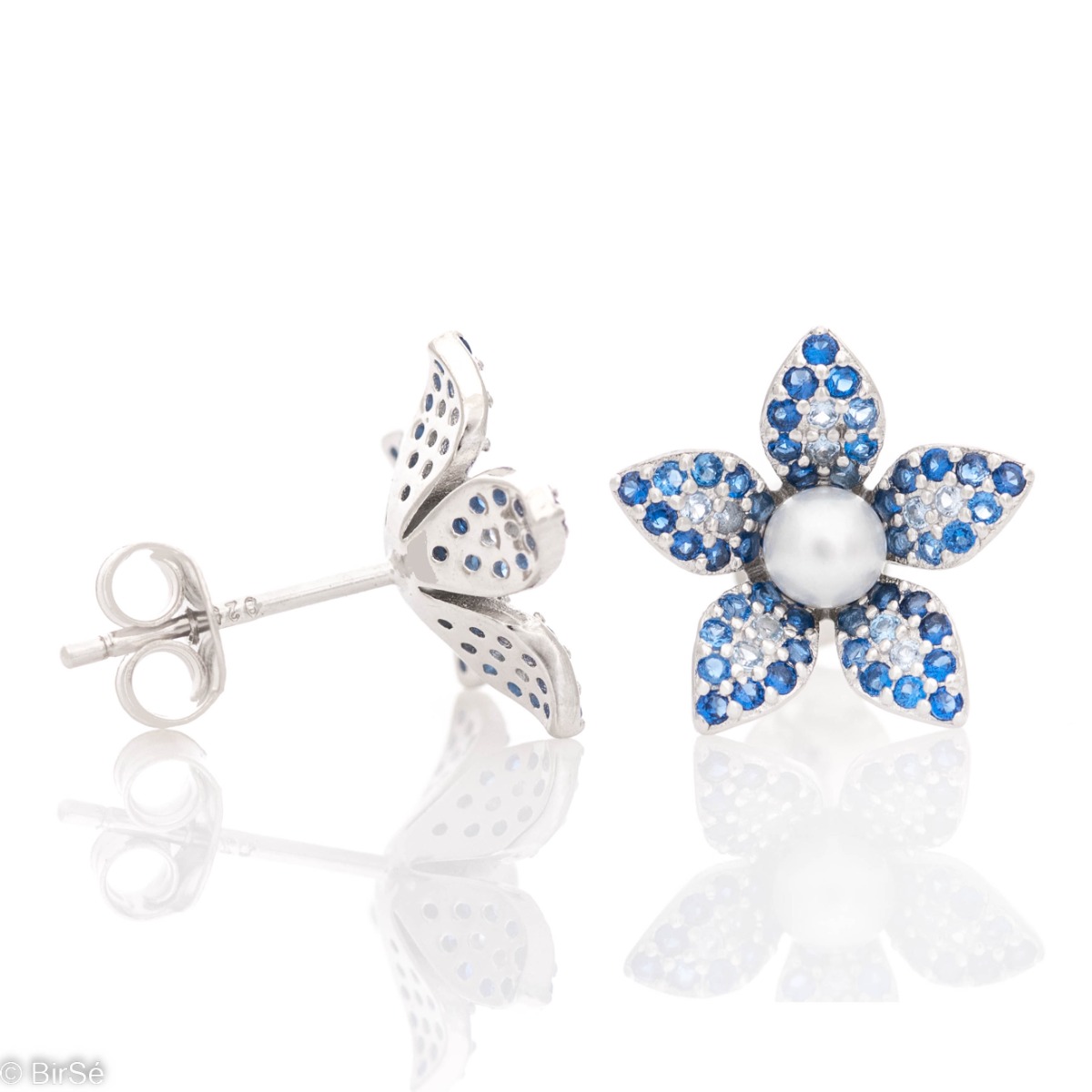 Charming women's earrings, made entirely of rhodium-plated silver with a beautiful flower shape. Colorful blue zircons and a delicate pearl add charm to the earrings, which are suitable for ladies and children.