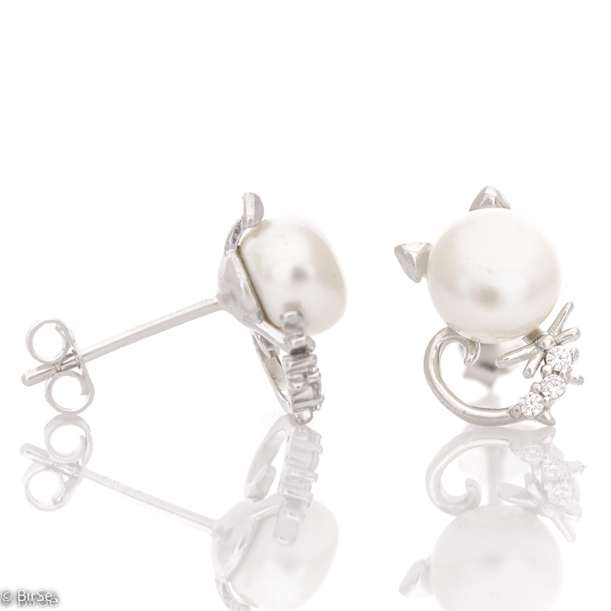 Adorable kitten earrings, elegantly crafted from sparkling rhodium silver. A beautiful white pearl in the company of fine zircons form the delicate earrings, which are suitable for little and big girls.