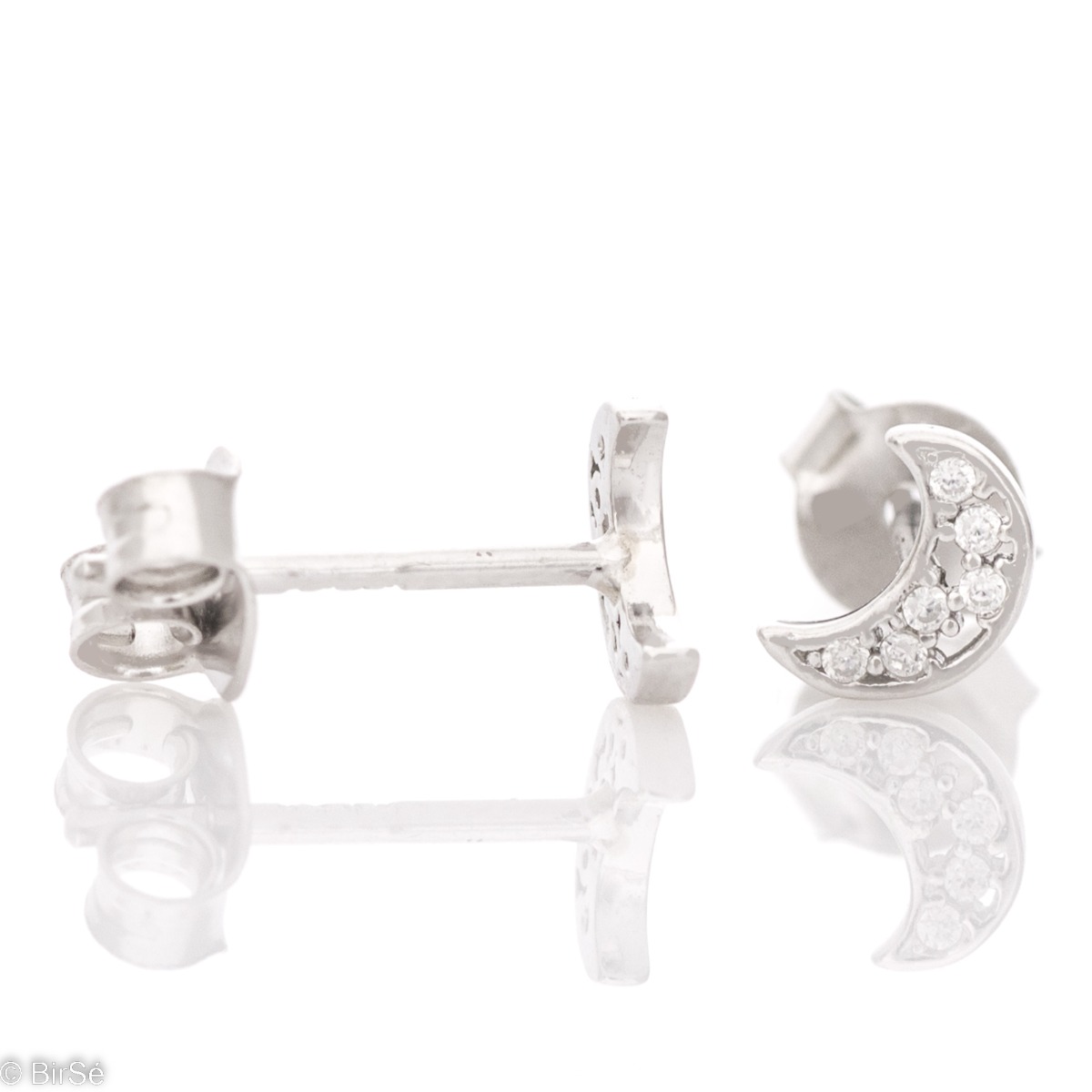 Small earrings in fine rhodium silver with a small moon. The earrings have a pin fastening and are suitable for all ages. The added zircons make the elements even more charming and glamorous.