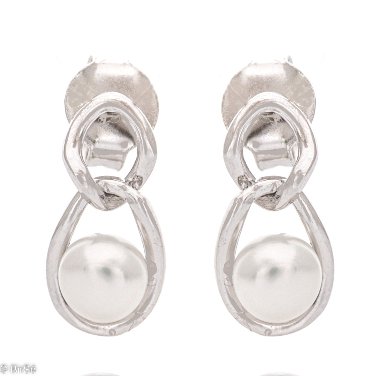 Stylish women's earrings, exquisitely crafted from fine rhodium silver. A captivating natural pearl is at the heart of the earrings, elegantly combined in a beautiful design with a pin fastening. A suitable piece of jewelry for your special moments.