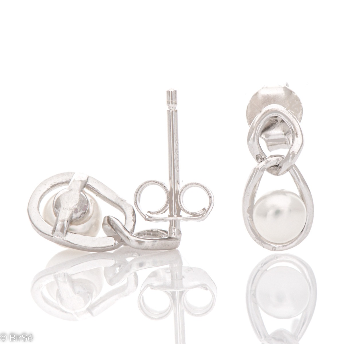 Stylish women's earrings, exquisitely crafted from fine rhodium silver. A captivating natural pearl is at the heart of the earrings, elegantly combined in a beautiful design with a pin fastening. A suitable piece of jewelry for your special moments.