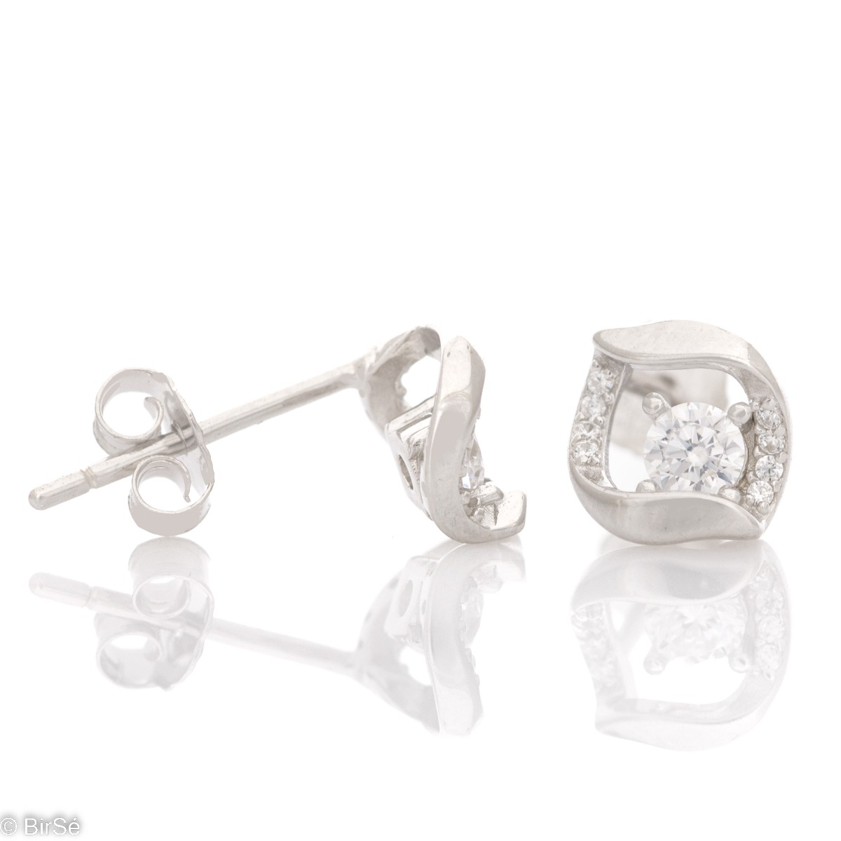 Stylish silver earrings with an elegant design of rhodium silver and sparkling zircons. Suitable for your daily styling with a convenient pin fastening.