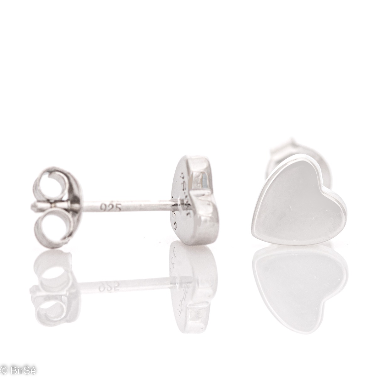 Extremely fine silver earrings with precise craftsmanship entirely from rhodium-plated silver and a delicately shaped heart. Fastening is with a pin - extremely comfortable and practical. In a charming ring set with the same look.