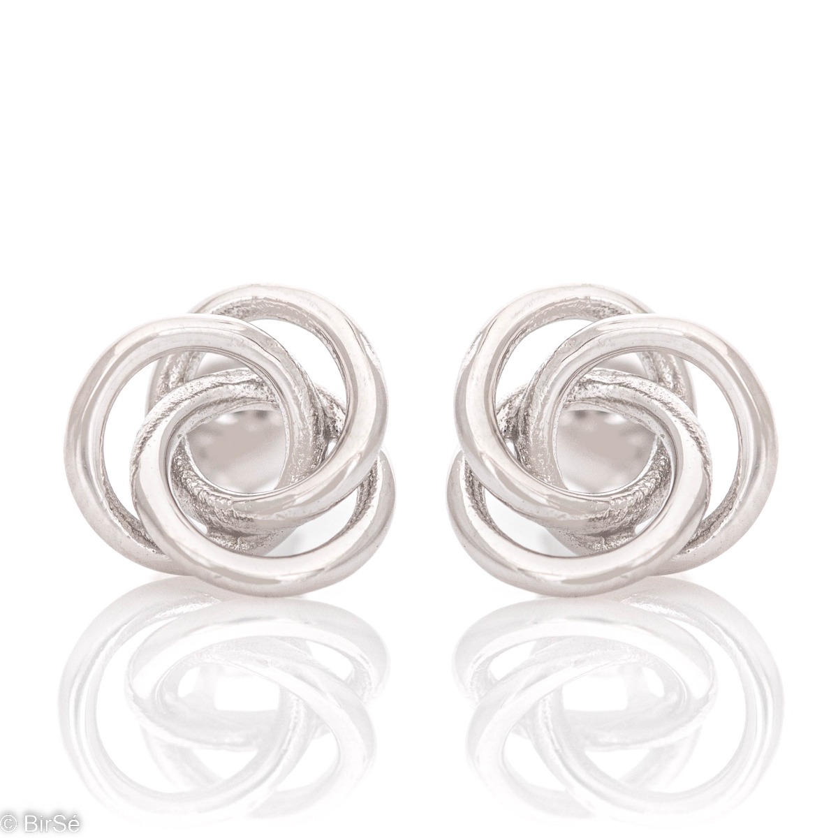 A lovely offering of earrings for your favorite jewelery collection. Elegantly crafted flower from threads of fine rhodium silver. The earrings have a comfortable pin fastening.