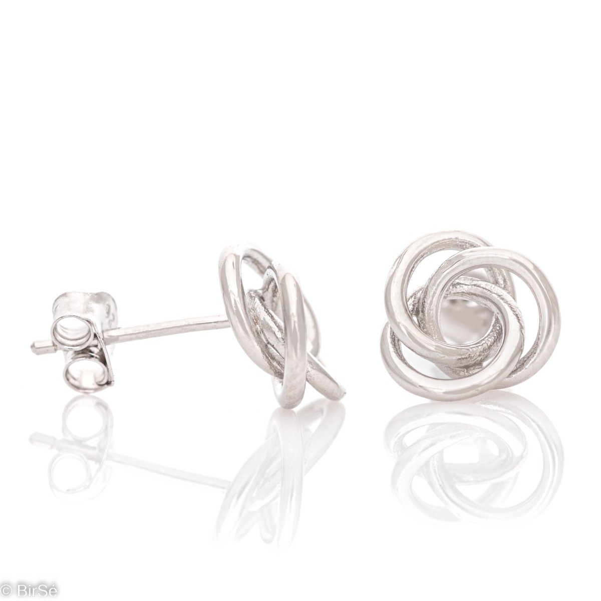 A lovely offering of earrings for your favorite jewelery collection. Elegantly crafted flower from threads of fine rhodium silver. The earrings have a comfortable pin fastening.