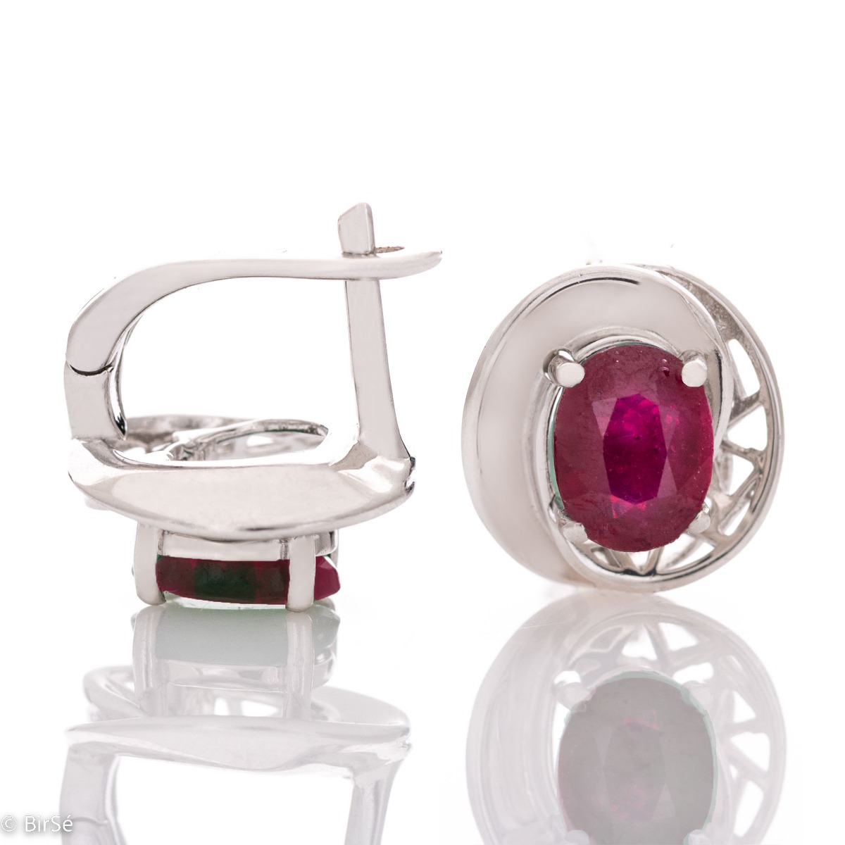 Tempting earrings with exquisite craftsmanship in rhodium-plated silver and a lovely natural ruby. The earrings are English clasp, and with the complete ring and pendant set, you will be irresistible.