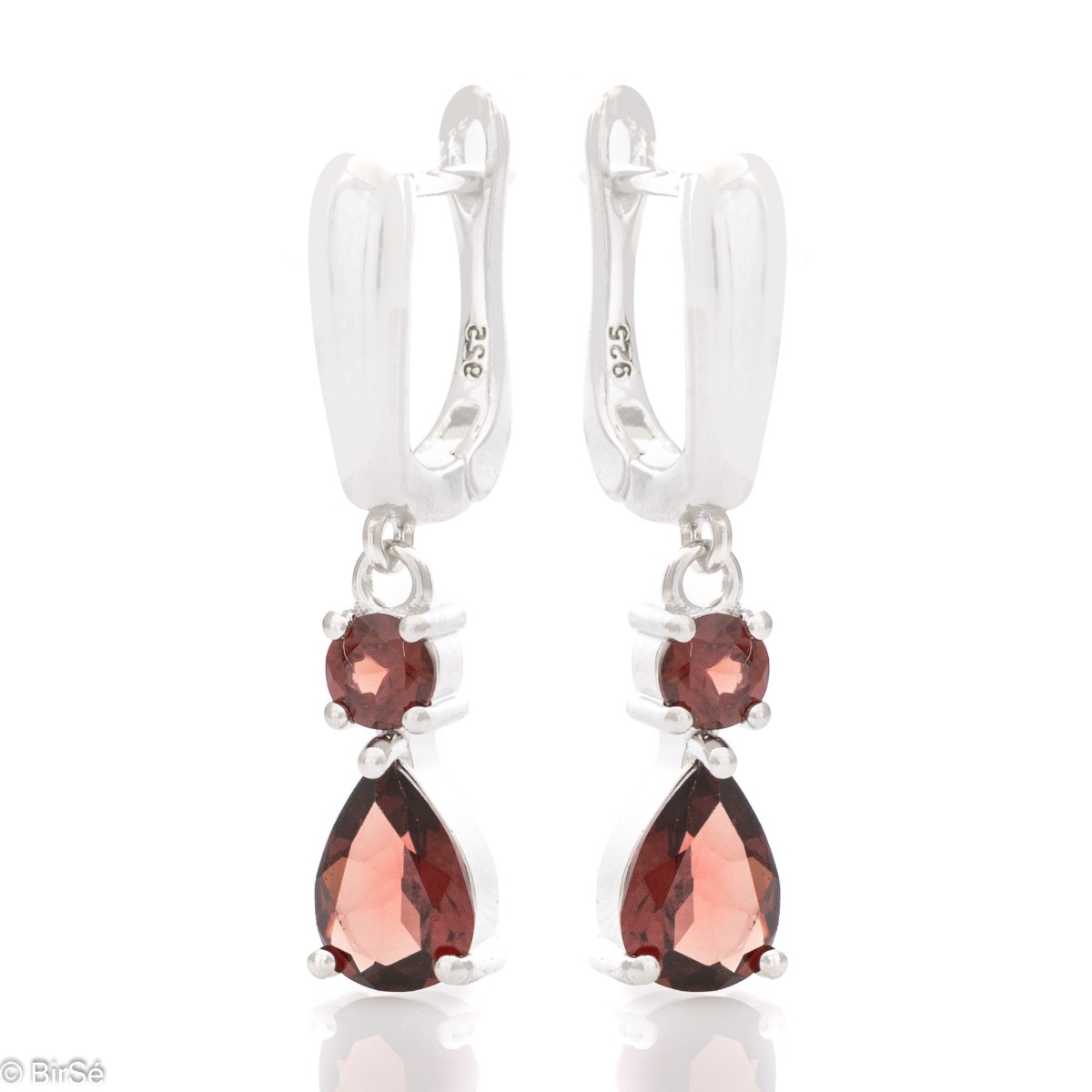 Fancy dangle earrings with English clasp. Finely cast silver and majestic natural drop-shaped garnet. Complete with a ring and pendant with the same elegant design.