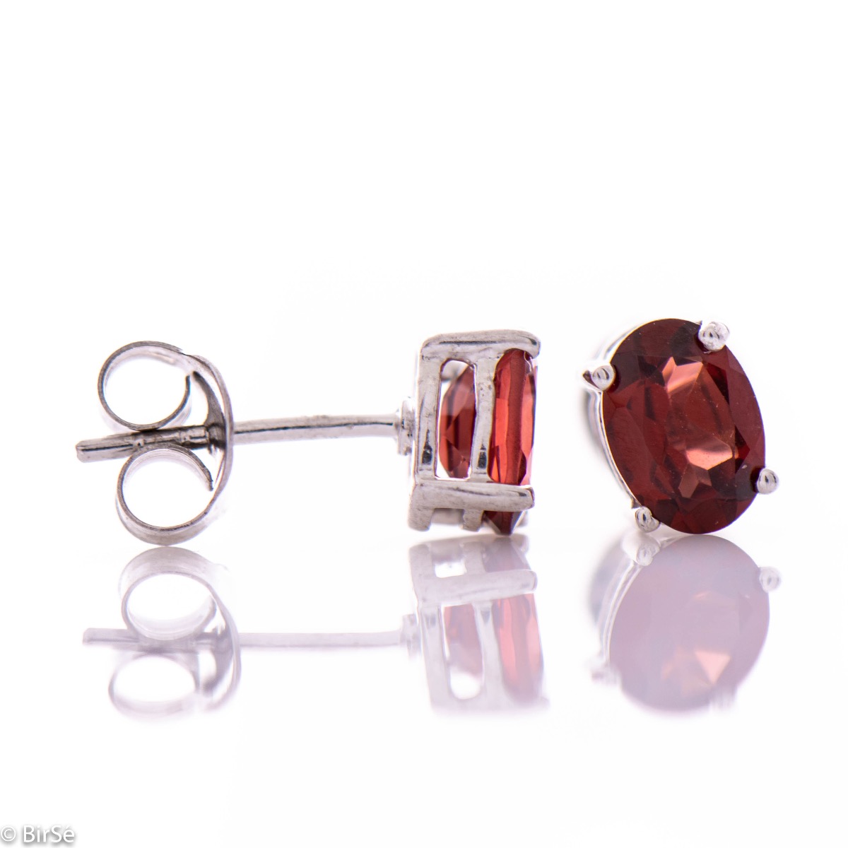 A delicate combination in our new offer silver stud earrings 7x5 mm. Fine craftsmanship interweaving the brilliance of a natural garnet stone with beautiful rhodium silver.