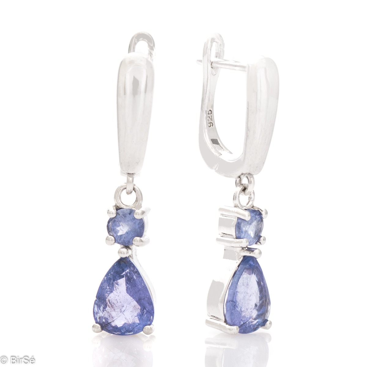 Charming women's earrings with a dangling pattern and a gentle glow of natural tanzanite. The beautiful workmanship is all rhodium silver and English clasp. In a sophisticated set with a ring and a delicate drop-shaped pendant.