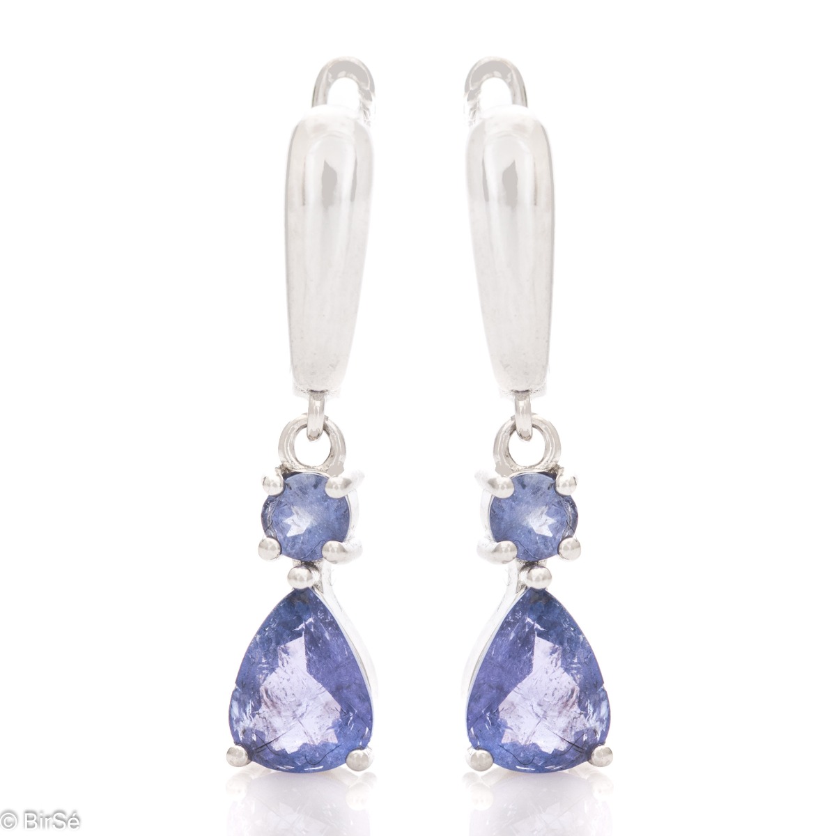 Charming women's earrings with a dangling pattern and a gentle glow of natural tanzanite. The beautiful workmanship is all rhodium silver and English clasp. In a sophisticated set with a ring and a delicate drop-shaped pendant.