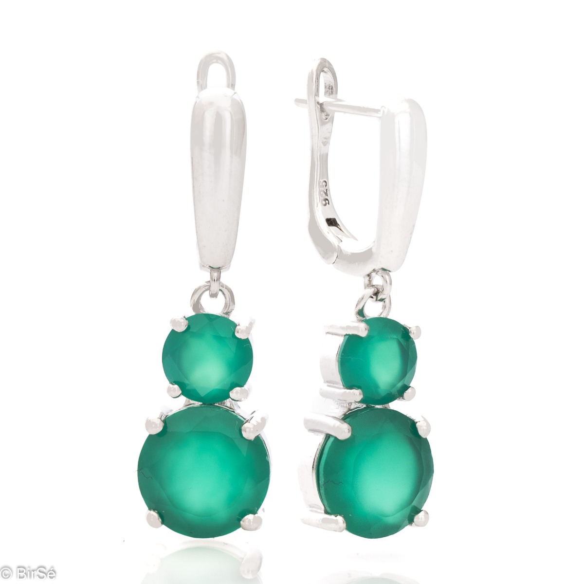 Beautiful English Clasp Dangle Earrings crafted entirely from sparkling sterling silver, complemented by a magnetic natural green agate. A suitable piece of jewelry for your everyday life, and in combination with a ring and pendant from the set, completes