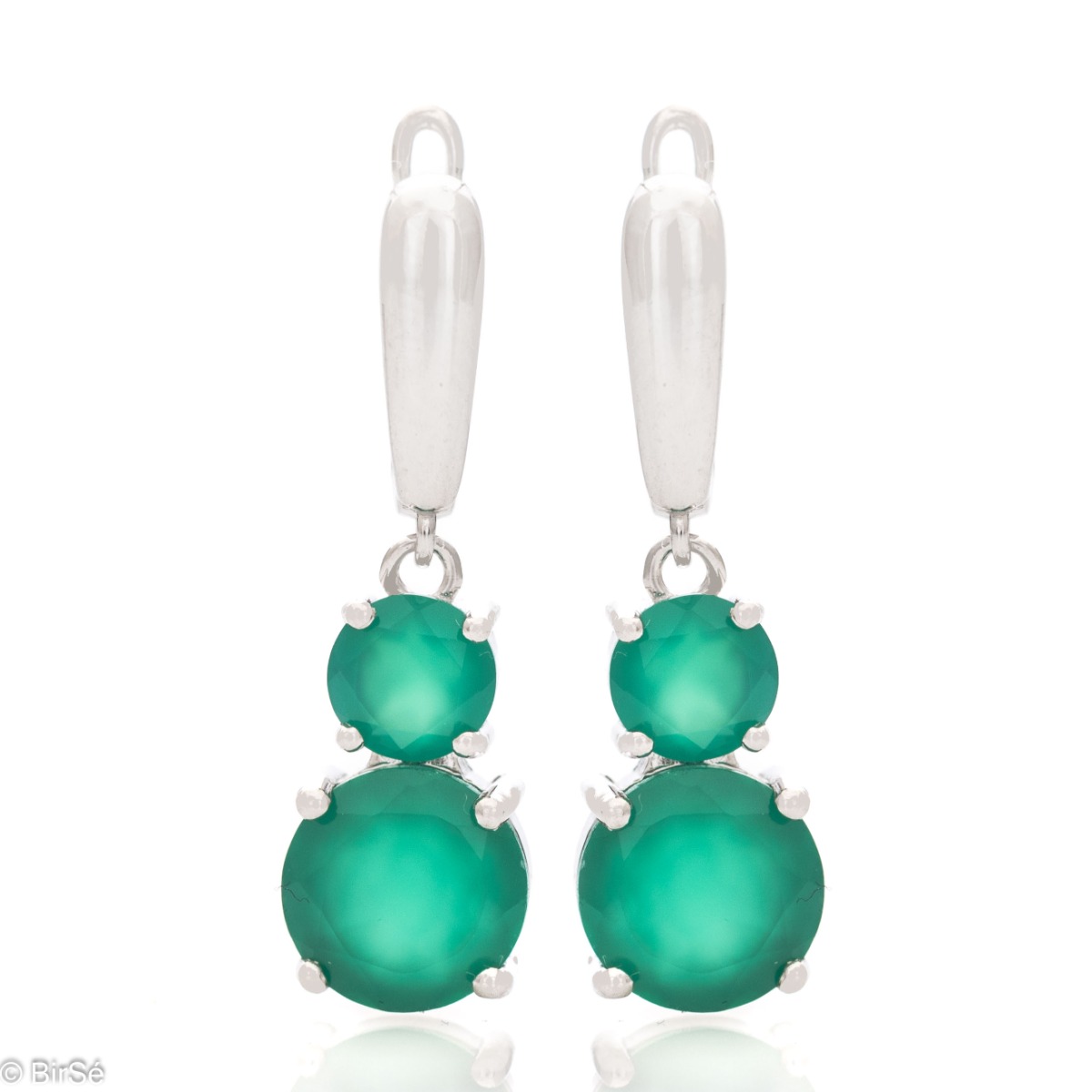 Beautiful English Clasp Dangle Earrings crafted entirely from sparkling sterling silver, complemented by a magnetic natural green agate. A suitable piece of jewelry for your everyday life, and in combination with a ring and pendant from the set, completes