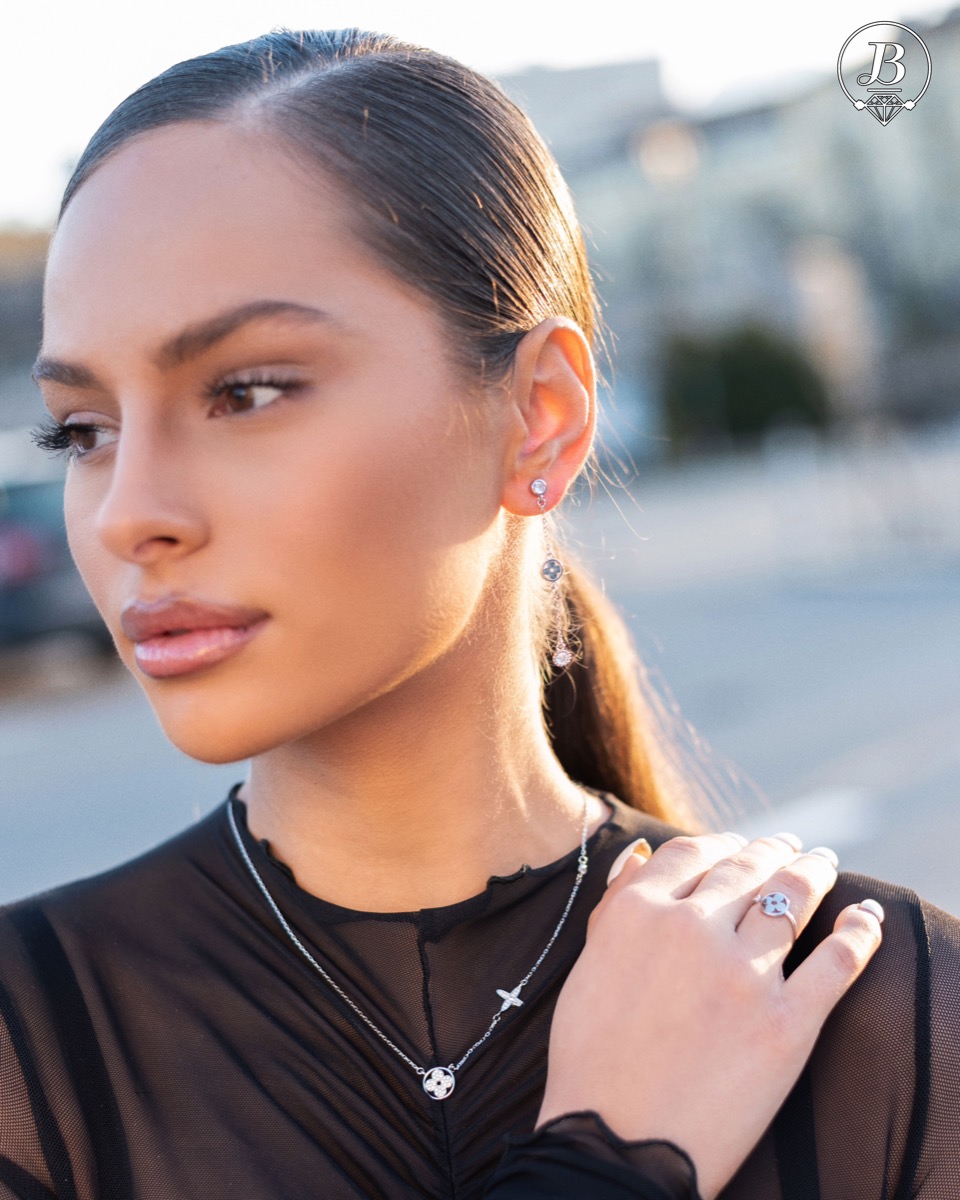 Elegant women's necklace in rhodium-plated silver with beautifully shaped floral elements, precisely decorated with eye-catching cubic zirconias asymmetrically placed on the delicate chain.