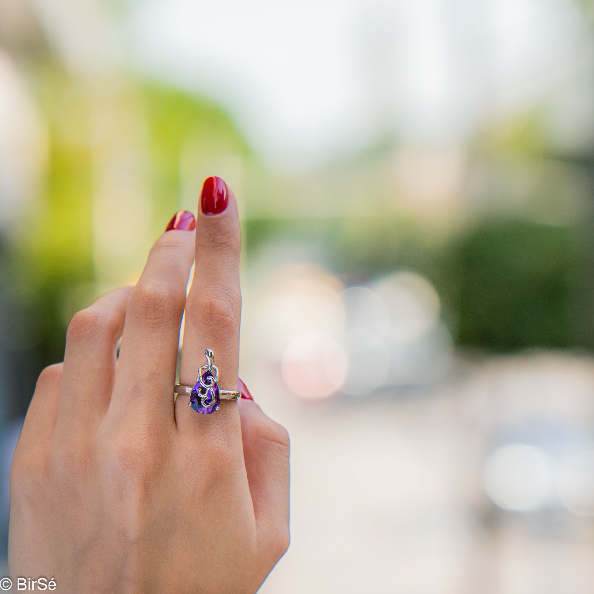 An elegant women's ring with a charming and radiant natural amethyst in a delicate teardrop shape and precise craftsmanship combining fine curves and rhodium-plated silver. It can be combined with a pendant and earrings of the same model.