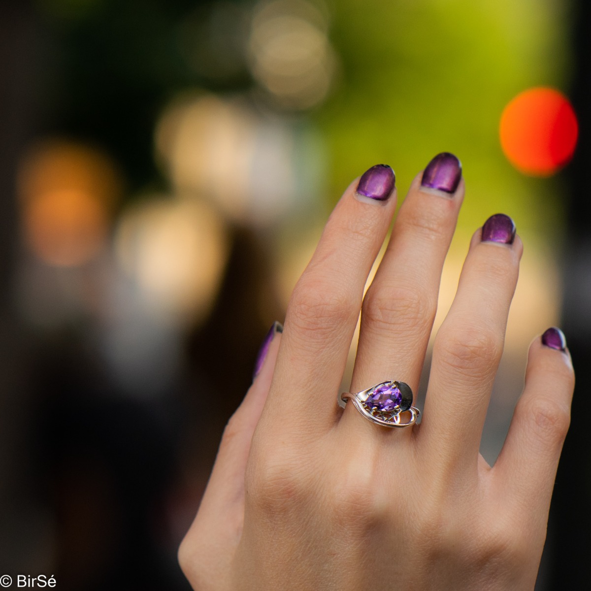 A spectacular women's ring with delicate workmanship entirely of rhodium-plated silver, resembling a heart intertwined with a radiant natural amethyst stone. It can be combined with a pendant and earrings of the same model.