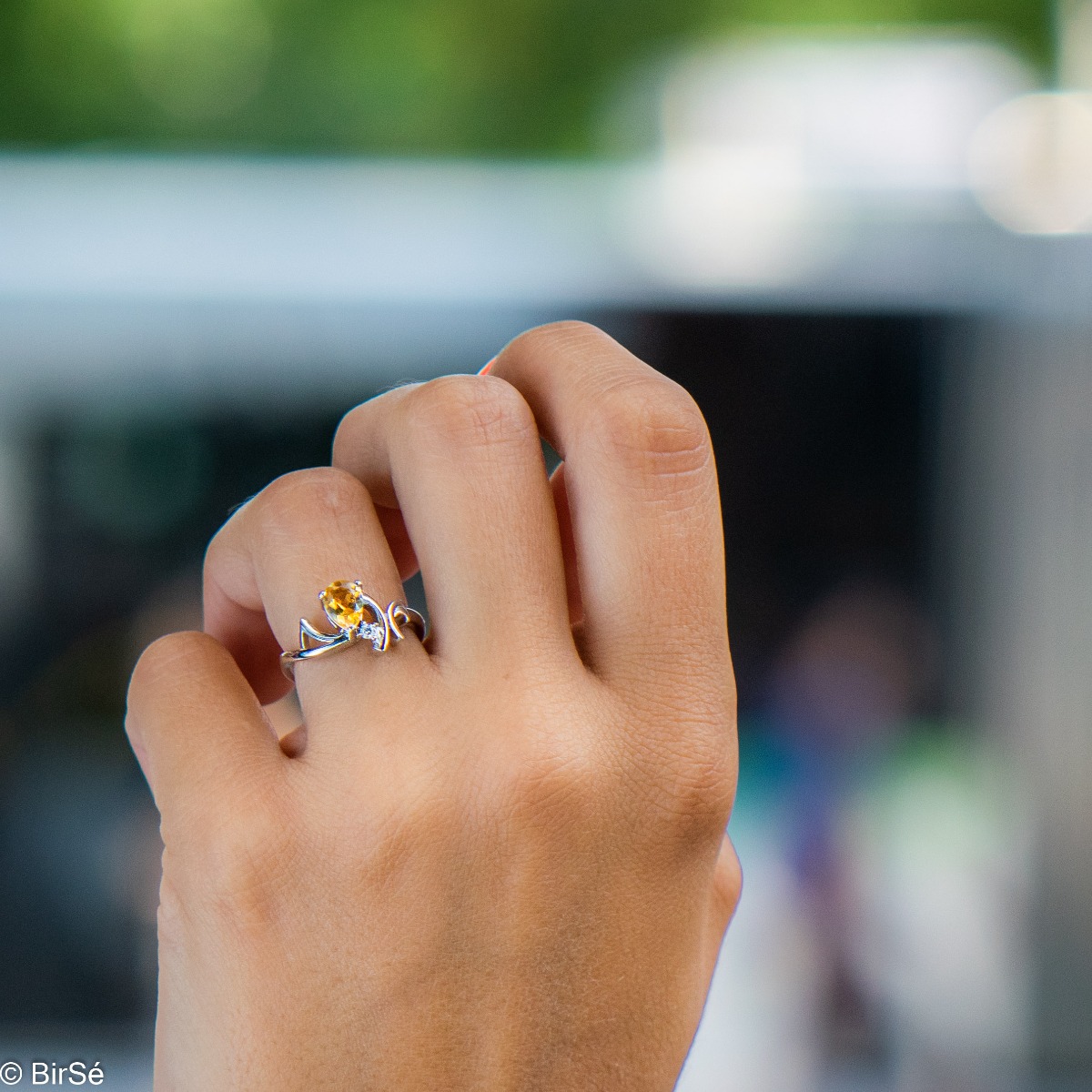 An exquisite women's ring with the color glow of a natural citrine stone, in a delicate teardrop shape, complemented by a sparkling zircon and finely crafted in beautiful rhodium silver. Complete with exquisite earrings.