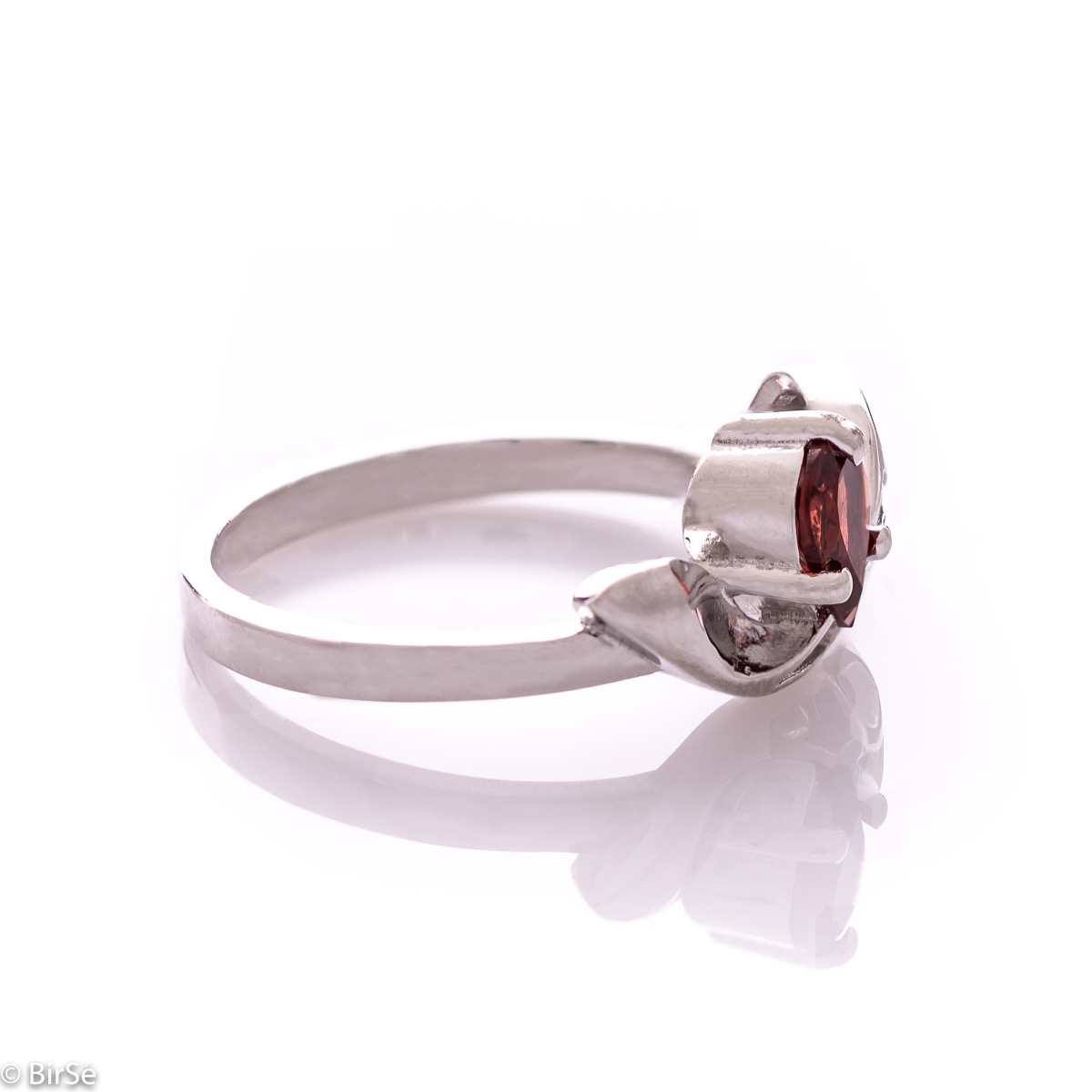 Spectacular women's ring with modern craftsmanship, combining shiny rhodium-plated silver with drop-shaped natural garnet. It can be combined with a pendant and earrings of the same model.