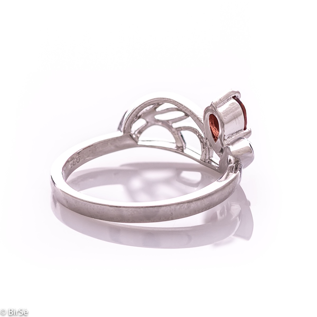 Spectacular women's ring with modern craftsmanship, combining shiny rhodium-plated silver with drop-shaped natural garnet. It can be combined with a pendant and earrings of the same model.