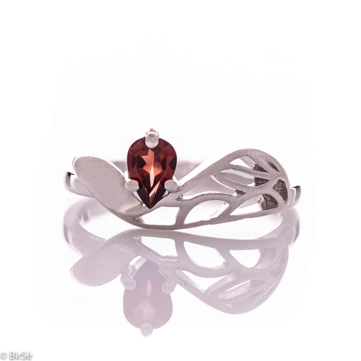 Spectacular women's ring with modern craftsmanship, combining shiny rhodium-plated silver with drop-shaped natural garnet. It can be combined with a pendant and earrings of the same model.