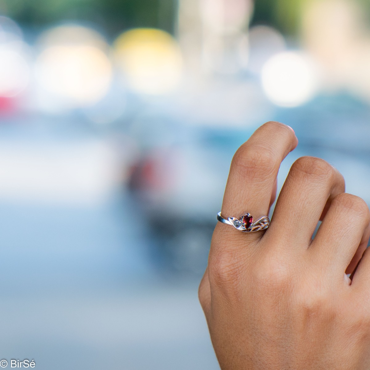 Spectacular women's ring with modern craftsmanship, combining shiny rhodium-plated silver with drop-shaped natural garnet. It can be combined with a pendant and earrings of the same model.